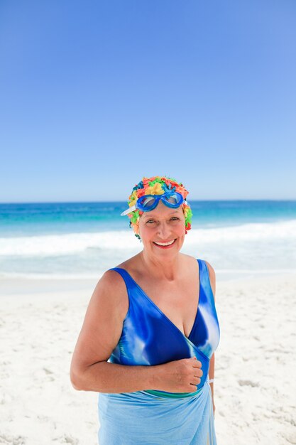 Senior femme en maillot de bain