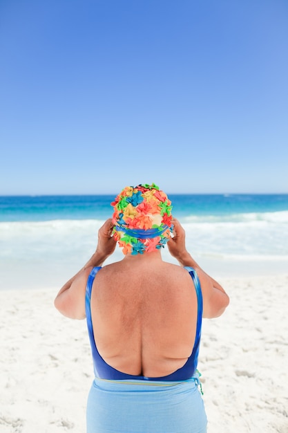 Senior femme en maillot de bain