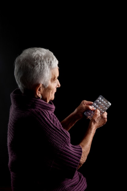 Senior femme avec des médicaments blister