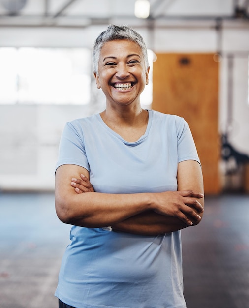 Senior femme noire gym et sourire portrait d'une personne heureuse de la forme physique et de l'exercice Sports heureux et studio de fitness pilates de femme mature avec les bras croisés fiers du bien-être et de la santé