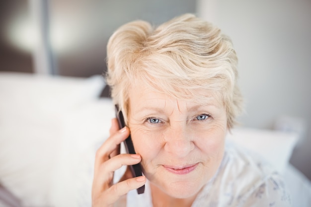 Senior femme parlant au téléphone