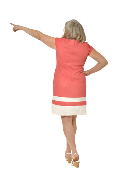 Senior femme pointant isolé sur fond blanc