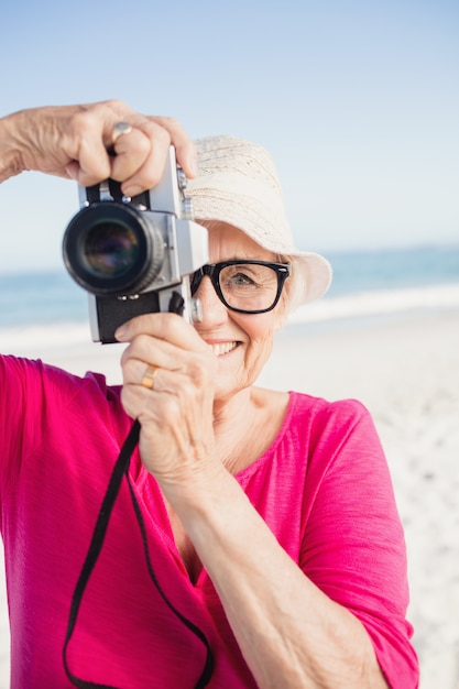 Senior femme prenant une photo