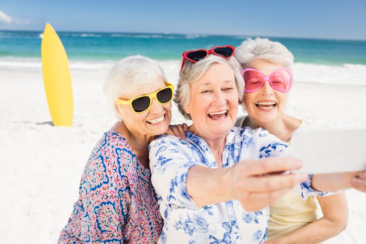 Senior femme prenant selfie