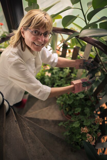 Senior femme prenant soin de ses plantes