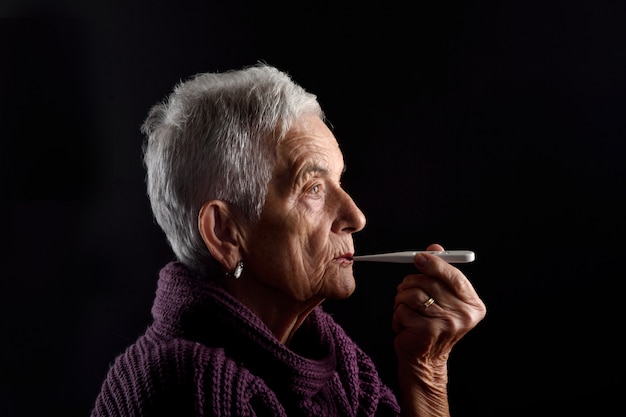 Senior femme avec thermomètre