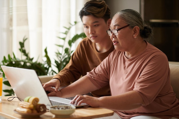 Senior femme travaillant sur ordinateur