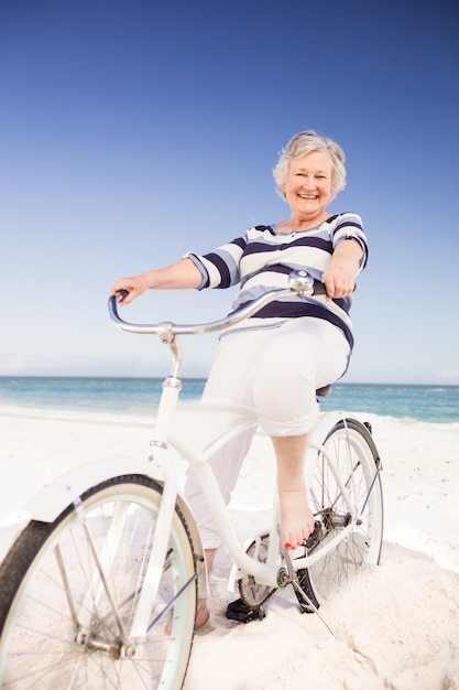 Senior femme sur un vélo