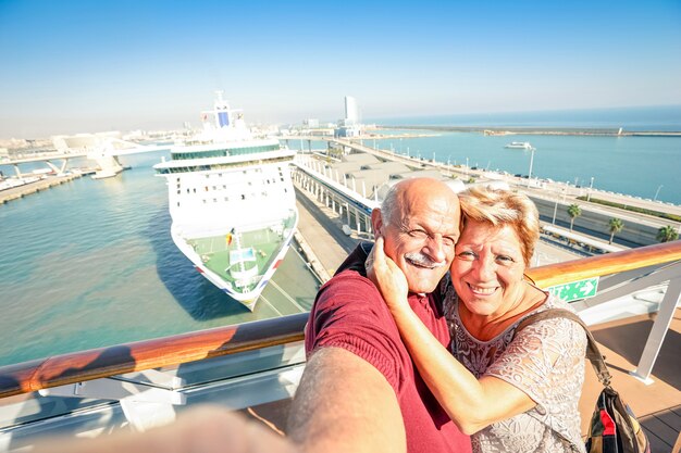 Senior happy couple prenant selfie au navire - horizon légèrement incliné