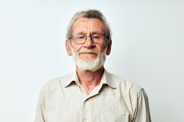 Senior homme aux cheveux gris porte des lunettes en chemises vue recadrée