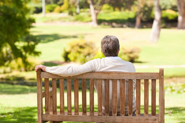 Senior homme sur le banc