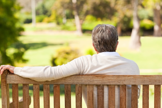 Senior homme sur le banc