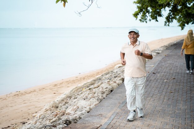 Senior homme courir et exercer à l'extérieur