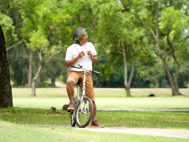 Senior homme cyclisme dans le parc