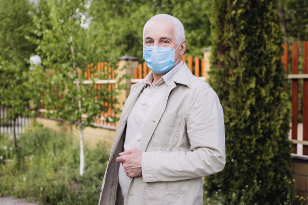 Senior homme dans un masque de protection respiratoire, épidémie de maladie virale Coronavirus Covid-2019