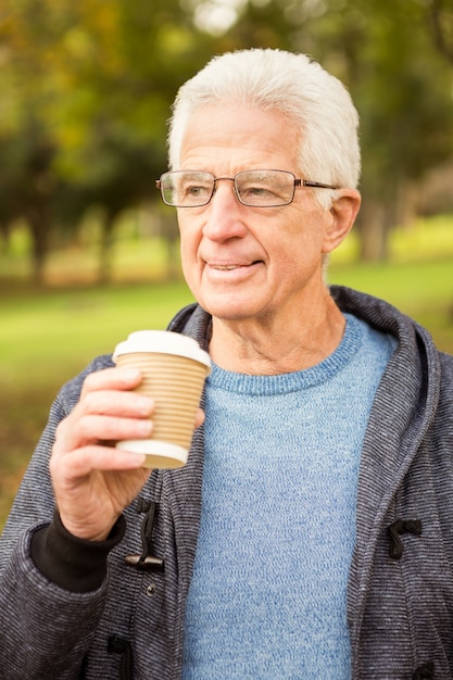 Senior homme dans le parc