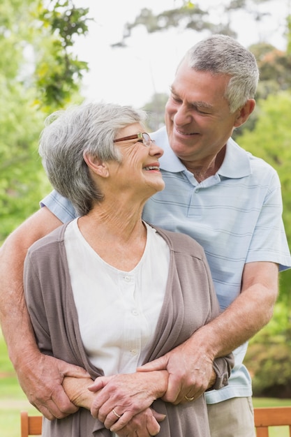 Photo senior homme embrassant la femme par derrière au parc