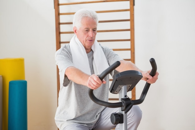 Senior homme, faire du vélo d&#39;exercice