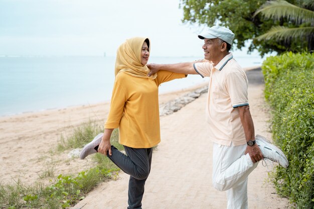 Senior homme et femme se soutiennent tout en s'étirant