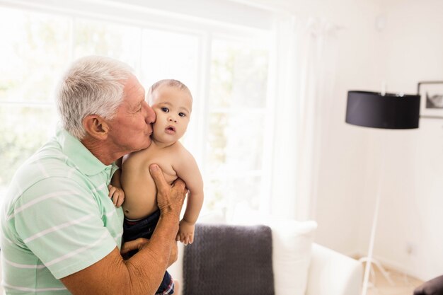 Senior homme jouant avec son petit-fils à la maison