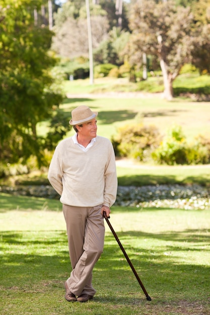 Senior homme posant devant la caméra