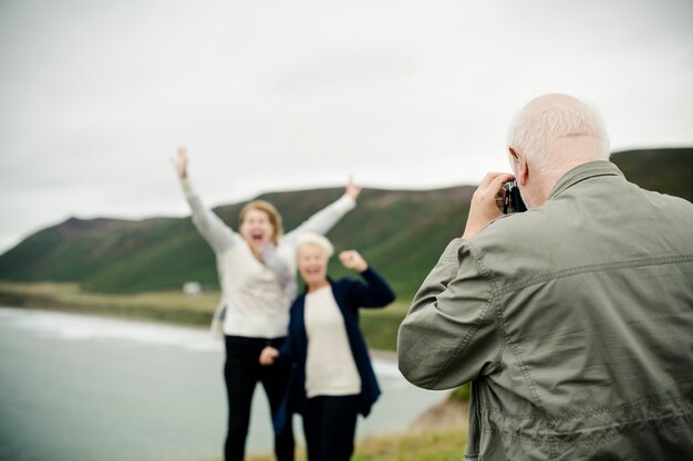 Senior homme prenant une photo pour les femmes âgées