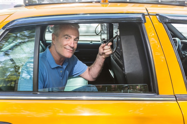 Senior homme prenant un taxi à New York