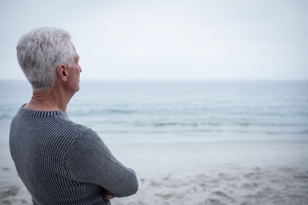 Senior homme regardant la mer