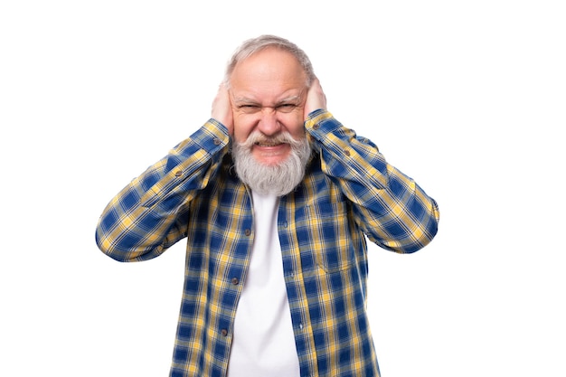 Senior homme retraité aux cheveux gris avec moustache et barbe couvrait ses oreilles
