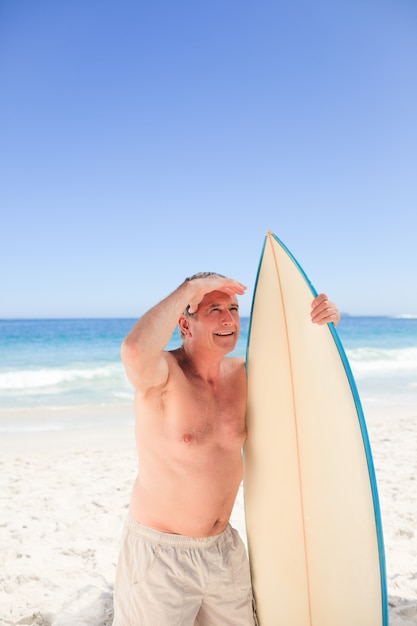 Senior homme avec sa planche de surf