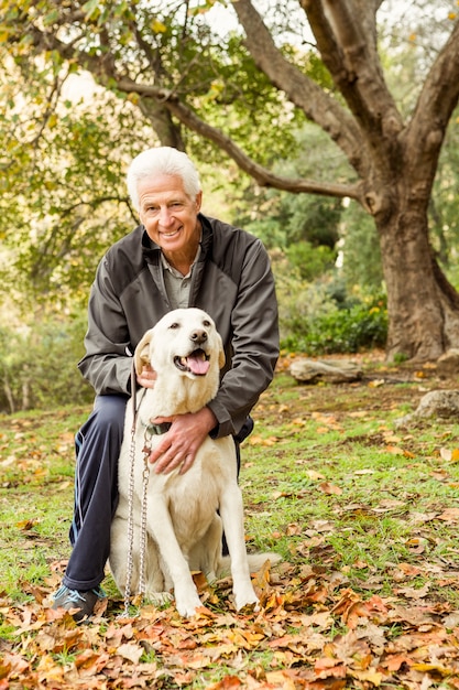 Senior homme avec son chien dans le parc