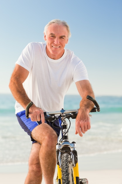 Senior homme avec son vélo