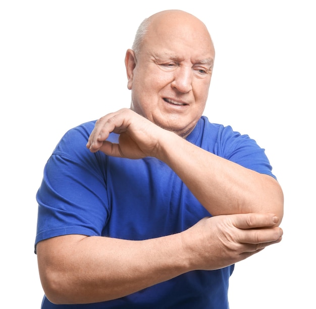 Photo senior homme souffrant de douleurs au coude sur fond blanc