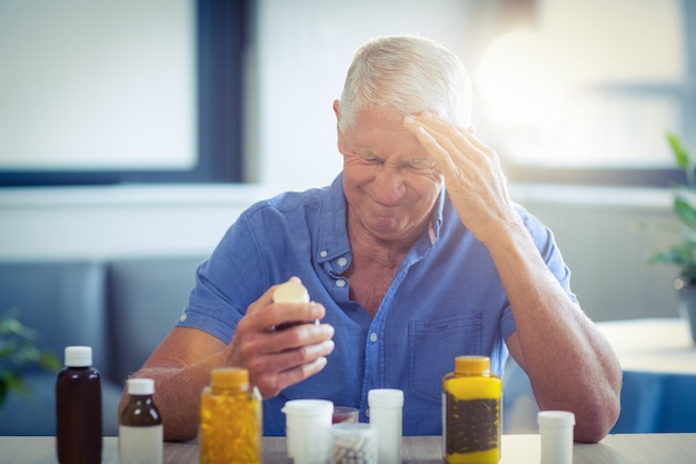 Senior homme souffrant de maux de tête