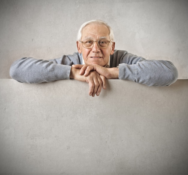 Senior homme avec un tableau blanc