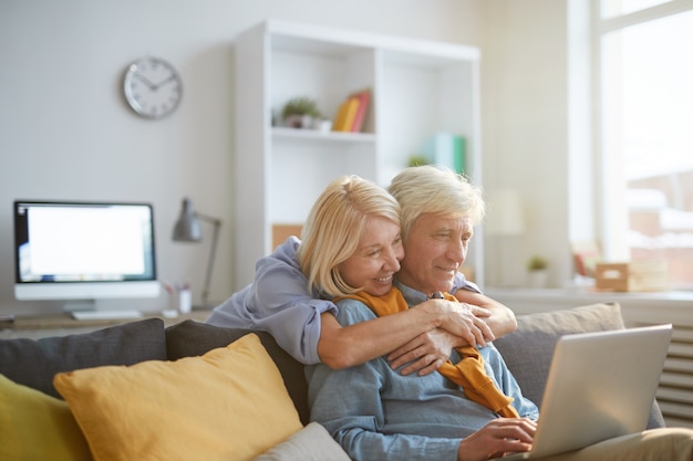 Senior homme travaillant à domicile