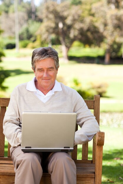 Senior homme travaillant sur son ordinateur portable