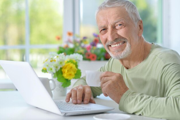 Senior homme utilisant un ordinateur portable