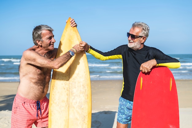 Senior hommes avec des planches de surf