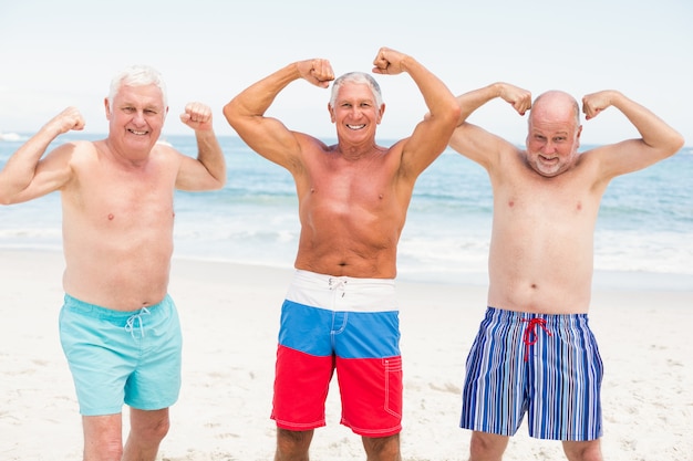 Senior hommes posant avec leurs muscles