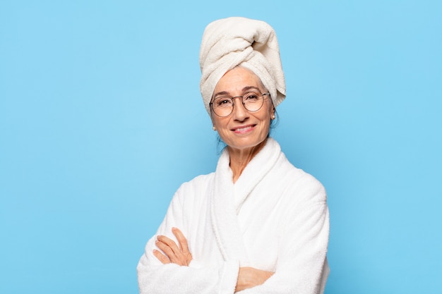 Senior jolie femme après la douche portant un peignoir