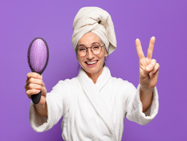 Senior jolie femme avec une brosse à cheveux