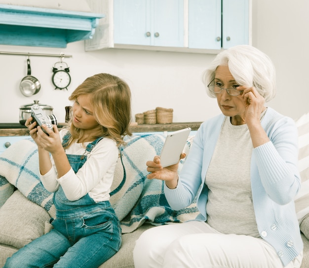 Senior Lady et sa petite-fille faisant des photos de Selfie