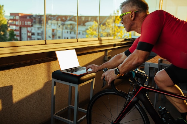 Senior man ayant un cours d'exercice sur terrasse