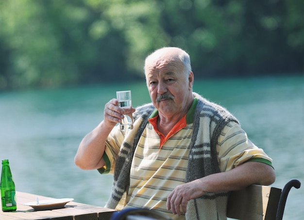 senior man manger des aliments sucrés au beau restaurant en plein air