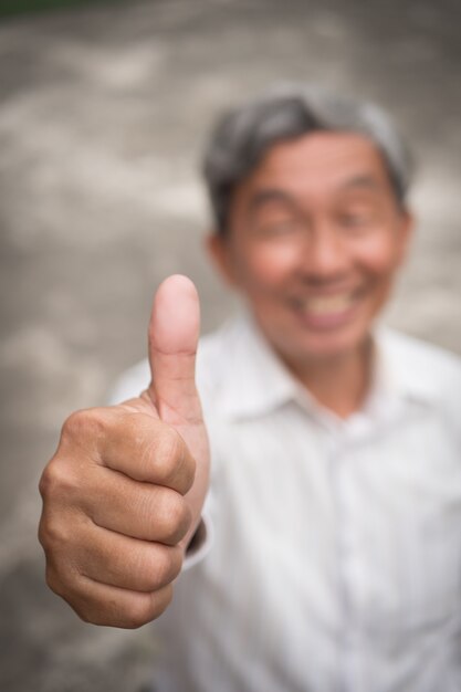 Senior man thumb up geste, acceptant d'approuver le vieil homme portrait