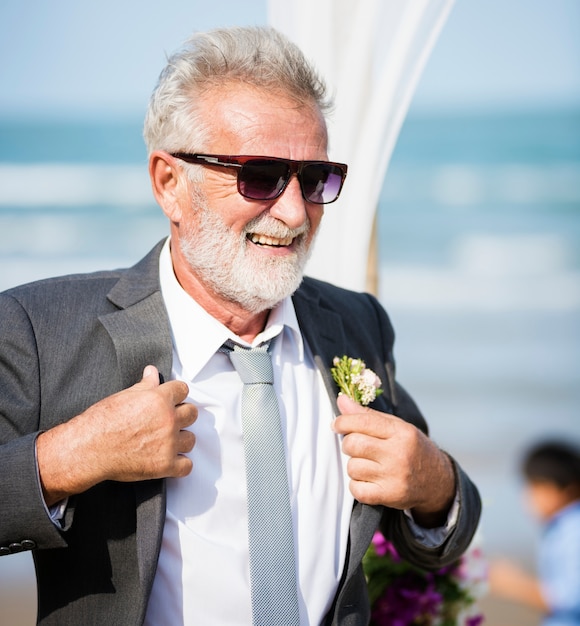 Senior marié au mariage de plage