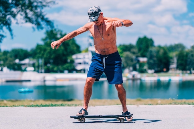 Senior masculin sur planche à roulettes