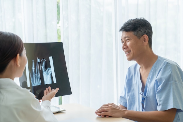 Senior patient asiatique ayant consulté un docteur en cabinet