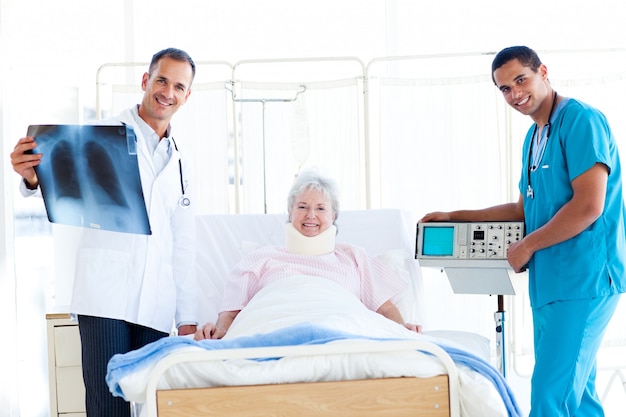 Senior patient regardant une radiographie avec son médecin